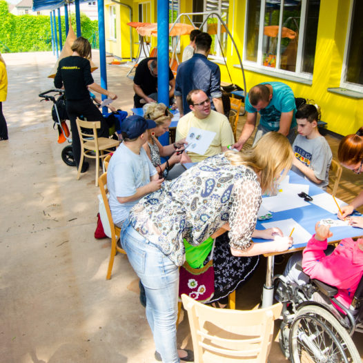 Plackování zpestřilo den handicapovaným dětem v Bazalce. Studenti pak vyslovili obdiv nelehké práci pečovatelů